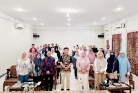 Kepala Dinkes Kota Ternate Fathiyah Suma Bersama Narasumber dan Peserta Bimtek  Perizinan dan Pengelolaan Obat di Apotek dan Toko Obat. (Dok. Dinkes for Rakyatmu)
