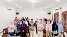 Kepala Dinkes Kota Ternate Fathiyah Suma Bersama Narasumber dan Peserta Bimtek  Perizinan dan Pengelolaan Obat di Apotek dan Toko Obat. (Dok. Dinkes for Rakyatmu)