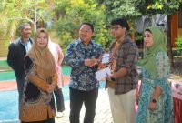 Ketua Komite Dr. Rizal Marsaoly Menyerahkan Rapot Siswa SMA 8 Kota Ternate. (Rakyatmu)