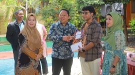 Ketua Komite Dr. Rizal Marsaoly Menyerahkan Rapot Siswa SMA 8 Kota Ternate. (Rakyatmu)