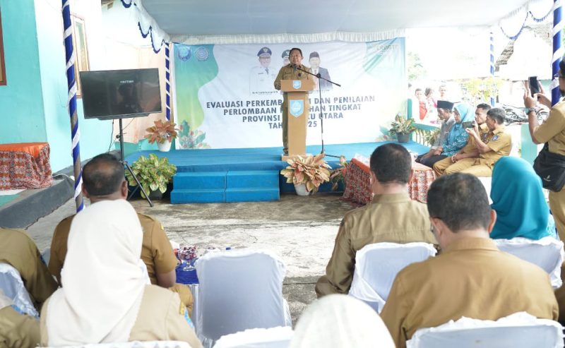 Sekda Kota Ternate, Dr. Rizal Marsaoly saat Membuka Lomba Kelurahan Tingkat Provinsi Maluku Utara di Kantor Lurah Takome. (Humas for Rakyatmu)