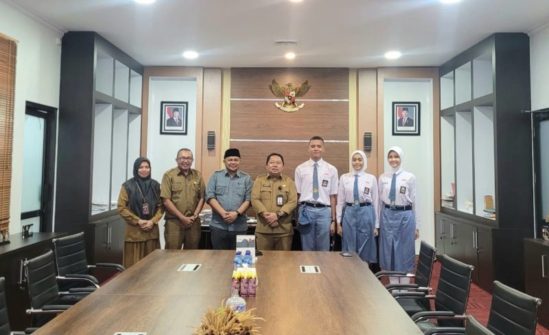 Foto Bersama Usai Pelepasan Tiga Calon Paskibraka yang Mengikuti Seleksi Tingkat Nasional. 