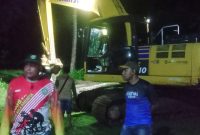 Sekda Kepulauan Sula Muhlis Soamole bersama OPD terkait tinjau lokasi banjir di Desa Nahi dan mengarahkan alat berat untuk membersikan pasir menutup jalan dan pemukiman warga. (Dok. Aryanto/Rakyatmu)