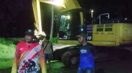 Sekda Kepulauan Sula Muhlis Soamole bersama OPD terkait tinjau lokasi banjir di Desa Nahi dan mengarahkan alat berat untuk membersikan pasir menutup jalan dan pemukiman warga. (Dok. Aryanto/Rakyatmu)