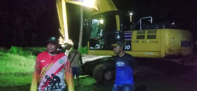 Sekda Kepulauan Sula Muhlis Soamole bersama OPD terkait tinjau lokasi banjir di Desa Nahi dan mengarahkan alat berat untuk membersikan pasir menutup jalan dan pemukiman warga. (Dok. Aryanto/Rakyatmu)