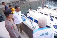Wali Kota Tidore Kepulauan Muhammad Sinen bersama Kapolresta Tidore, AKBP Heru Budiharto meninjau transportasi laut jelang hari raya Idul Fitri. (Istimewa)
