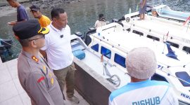 Wali Kota Tidore Kepulauan Muhammad Sinen bersama Kapolresta Tidore, AKBP Heru Budiharto meninjau transportasi laut jelang hari raya Idul Fitri. (Istimewa)