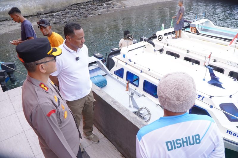 Wali Kota Tidore Kepulauan Muhammad Sinen bersama Kapolresta Tidore, AKBP Heru Budiharto meninjau transportasi laut jelang hari raya Idul Fitri. (Istimewa)