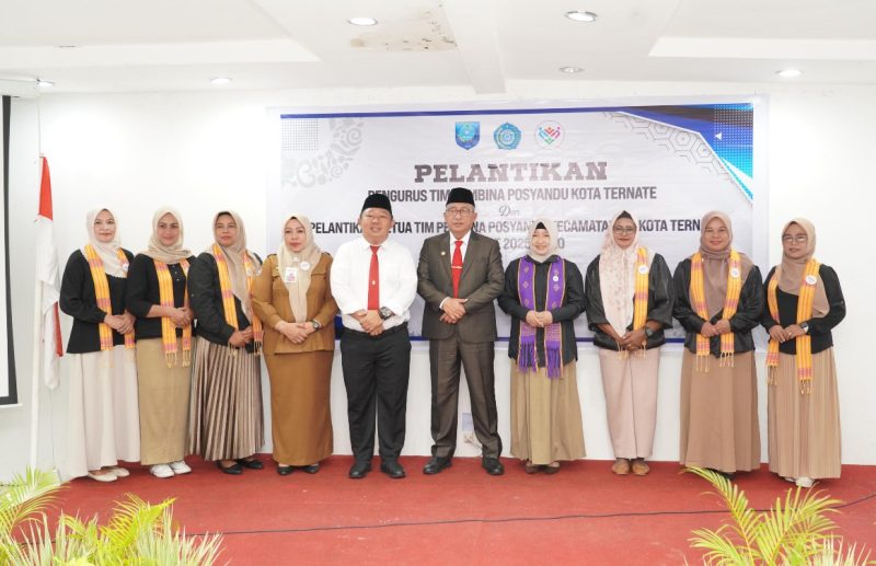 Foto Bersama dengan Wali Kota Ternate Usai Acara Pelantikan Tim Pembina Posyandu