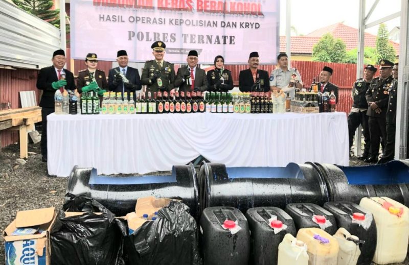 Polres Ternate Musnahkan Minuman Keras. (Rakyatmu)