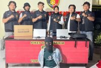 Polisi saat Mengamankan Pelaku Pencurian Laptop. (Rakyatmu)