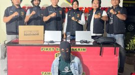 Polisi saat Mengamankan Pelaku Pencurian Laptop. (Rakyatmu)