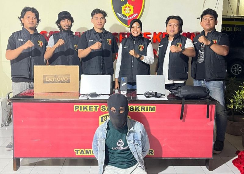 Polisi saat Mengamankan Pelaku Pencurian Laptop. (Rakyatmu)