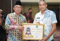 Wali Kota Ternate, M. Tauhid Soleman Didampingi Plt. Kepala Disnaker Faizal Baddarudin saat Menerima Penghargaan Peringkat 1 Paritrana Award 2025. (Humas for Rakyatmu)