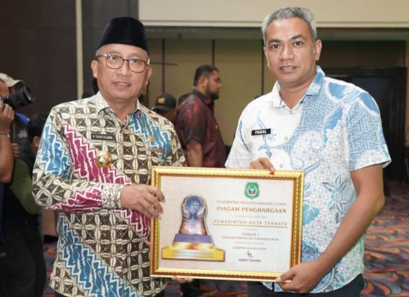 Wali Kota Ternate, M. Tauhid Soleman Didampingi Plt. Kepala Disnaker Faizal Baddarudin saat Menerima Penghargaan Peringkat 1 Paritrana Award 2025. (Humas for Rakyatmu)