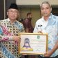Wali Kota Ternate, M. Tauhid Soleman Didampingi Plt. Kepala Disnaker Faizal Baddarudin saat Menerima Penghargaan Peringkat 1 Paritrana Award 2025. (Humas for Rakyatmu)