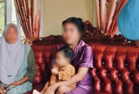 Istri dan Anak yang Diterlantarkan Oknum Polisi Bripda MAC di Maluku Utara. Rakyatmu)