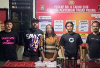 Seorang Ibu Rumah Tangga yang Diamankan Polisi atas Dugaan Kasus Penjualan Minuman Keras. (Rakyatmu)