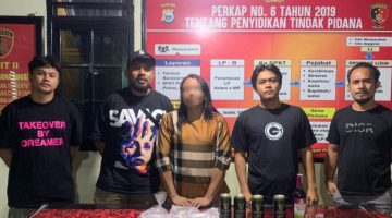 Seorang Ibu Rumah Tangga yang Diamankan Polisi atas Dugaan Kasus Penjualan Minuman Keras. (Rakyatmu)