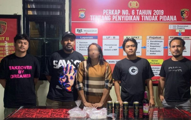 Seorang Ibu Rumah Tangga yang Diamankan Polisi atas Dugaan Kasus Penjualan Minuman Keras. (Rakyatmu)