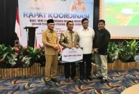 Kepala Bappeda Kepulauan Sula Syahjuan Fatgehipon saat Menerima Bantuan Anggaran dari Kementerian Transmigrasi. (Rakyatmu)