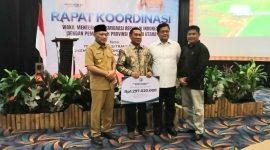 Kepala Bappeda Kepulauan Sula Syahjuan Fatgehipon saat Menerima Bantuan Anggaran dari Kementerian Transmigrasi. (Rakyatmu)