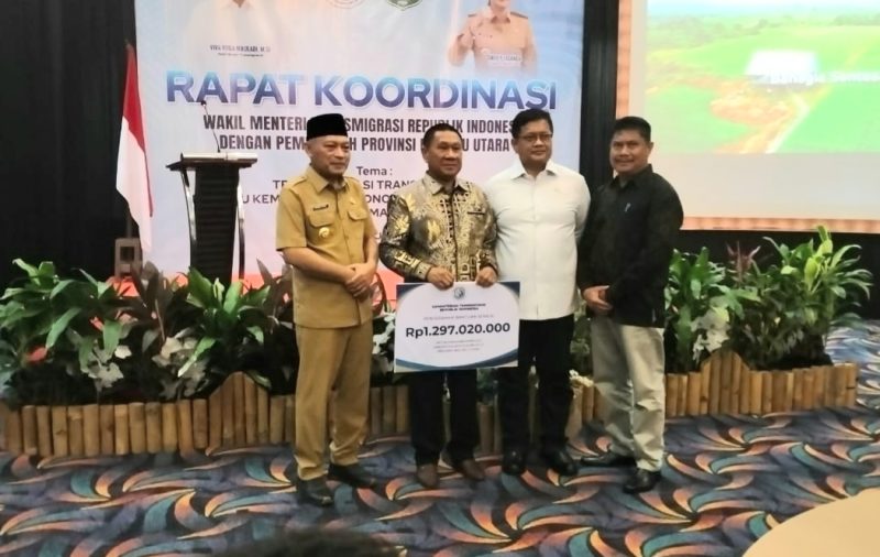 Kepala Bappeda Kepulauan Sula Syahjuan Fatgehipon saat Menerima Bantuan Anggaran dari Kementerian Transmigrasi. (Rakyatmu)