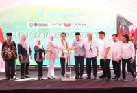 Menteri Kesehatan; Budi Gunadi Sadikin, Bupati Kepulauan Sula; Fifian Adeningsih Mus, Wakil Gubernur Maluku Utara; Sarbin Sehe di Acara Peletakan Batu Pertama. (Rakyatmu)