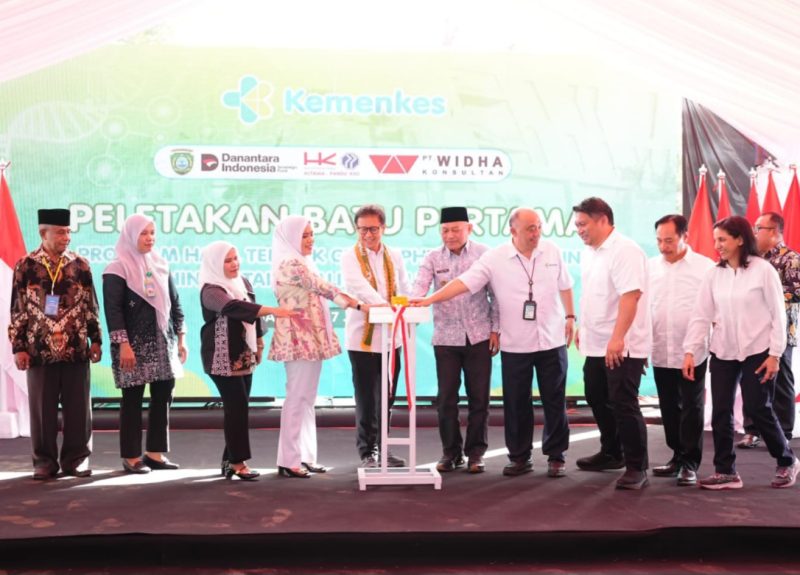 Menteri Kesehatan; Budi Gunadi Sadikin, Bupati Kepulauan Sula; Fifian Adeningsih Mus, Wakil Gubernur Maluku Utara; Sarbin Sehe di Acara Peletakan Batu Pertama. (Rakyatmu)
