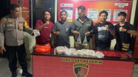 Polisi Bersama Pelaku dan Barang Bukti Miras. (Rakyatmu)