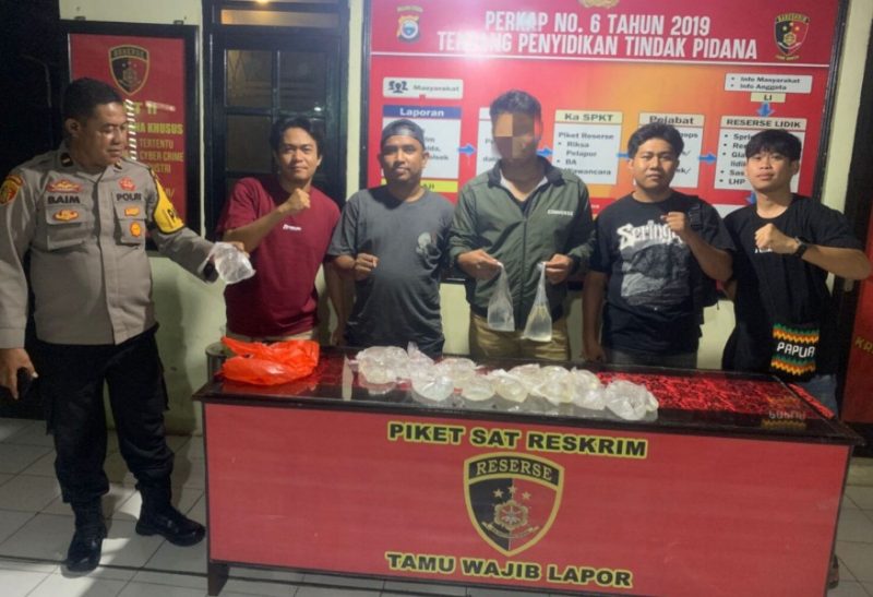 Polisi Bersama Pelaku dan Barang Bukti Miras. (Rakyatmu)