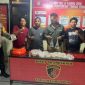 Polisi Bersama Pelaku dan Barang Bukti Miras. (Rakyatmu)