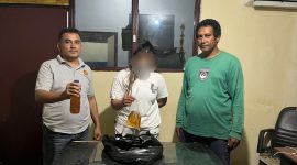 Polisi Bersama Pelaku Pemilik Miras Jenis Ciu di Kota Ternate. (Rakyatmu)