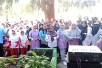 DP3A Kepulauan Sula Bersama Siswa/Siswi saat Melakukan Sosialisasi KtPA dan Permainan Tradisional di Hari Anak Nasional. (Rakyatmu)