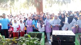 DP3A Kepulauan Sula Bersama Siswa/Siswi saat Melakukan Sosialisasi KtPA dan Permainan Tradisional di Hari Anak Nasional. (Rakyatmu)