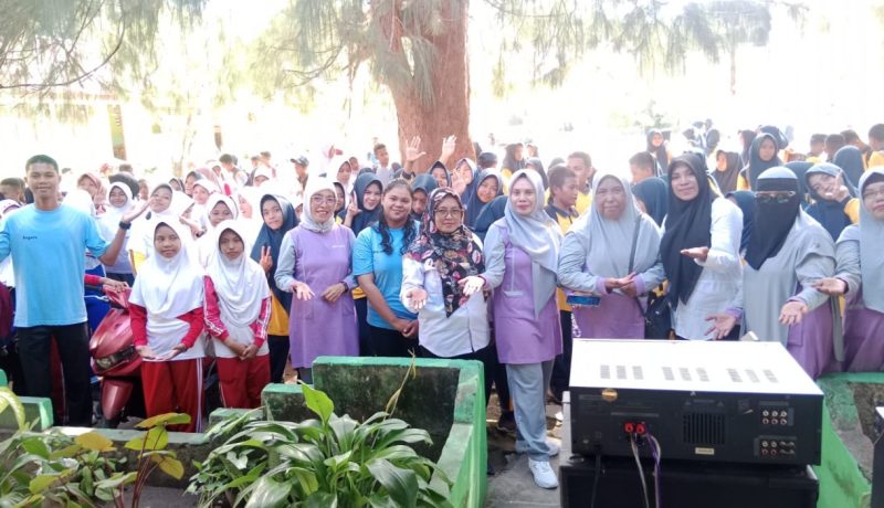 DP3A Kepulauan Sula Bersama Siswa/Siswi saat Melakukan Sosialisasi KtPA dan Permainan Tradisional di Hari Anak Nasional. (Rakyatmu)