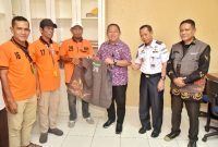 Sekda Kota Ternate, Rizal Marsaoly didampingi Kadispar Rustam Pandjab Mahli Bersama Kepala Bandara Sultan Babullah Ternate, Sigit Budiarto Menyerahkan Rompi Kepada Porter. (RM)