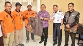 Sekda Kota Ternate, Rizal Marsaoly didampingi Kadispar Rustam Pandjab Mahli Bersama Kepala Bandara Sultan Babullah Ternate, Sigit Budiarto Menyerahkan Rompi Kepada Porter. (RM)