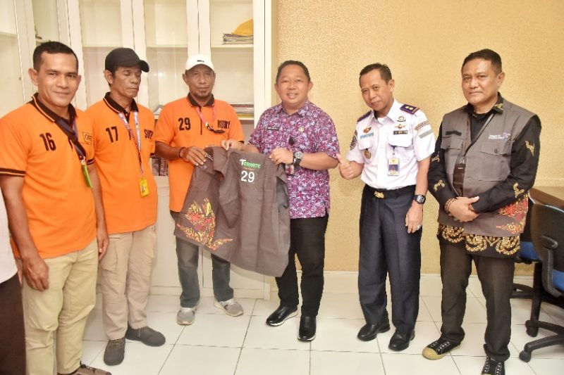 Sekda Kota Ternate, Rizal Marsaoly didampingi Kadispar Rustam Pandjab Mahli Bersama Kepala Bandara Sultan Babullah Ternate, Sigit Budiarto Menyerahkan Rompi Kepada Porter. (RM)
