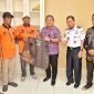 Sekda Kota Ternate, Rizal Marsaoly didampingi Kadispar Rustam Pandjab Mahli Bersama Kepala Bandara Sultan Babullah Ternate, Sigit Budiarto Menyerahkan Rompi Kepada Porter. (RM)
