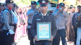 Prosesi Pemakaman Aipda Oman Umanahu Dimata. (Rakyatmu)