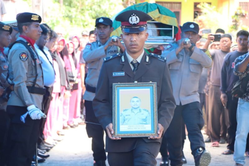 Prosesi Pemakaman Aipda Oman Umanahu Dimata. (Rakyatmu)