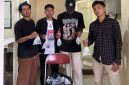 Pemuda Asal Kelurahan Dufa Dufa (Topi Hitam) Diamankan Polisi atas dugaan peredaran minuman keras. (Rakyatmu)