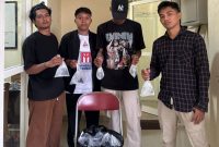 Pemuda Asal Kelurahan Dufa Dufa (Topi Hitam) Diamankan Polisi atas dugaan peredaran minuman keras. (Rakyatmu)