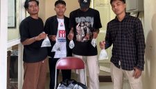 Pemuda Asal Kelurahan Dufa Dufa (Topi Hitam) Diamankan Polisi atas dugaan peredaran minuman keras. (Rakyatmu)
