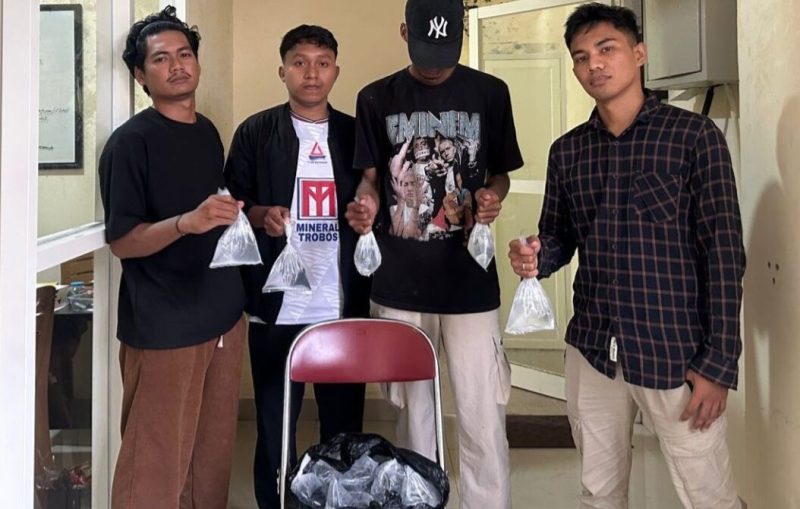 Pemuda Asal Kelurahan Dufa Dufa (Topi Hitam) Diamankan Polisi atas dugaan peredaran minuman keras. (Rakyatmu)