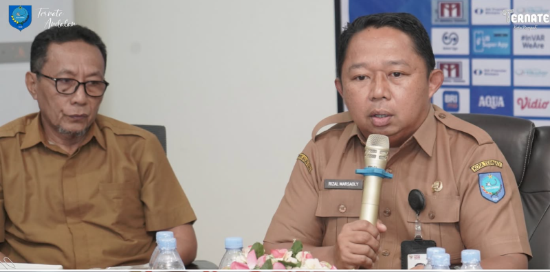 Sekda Kota Ternate, Dr. Rizal Marsaoly Didampingi Plt. Kepala Bappelitbangda, Taufik Jauhar Pimpin Rapat Koperasi Merah Putih. (Rakyatmu)