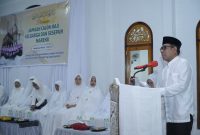 Wakil Wali Kota Tidore Kepulauan Ahmad Laiman saat membacakan sambutan sekaligus pelepasan jemaah calon haji di Kelurahan Mareku. (Istimewa)