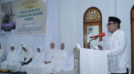 Wakil Wali Kota Tidore Kepulauan Ahmad Laiman saat membacakan sambutan sekaligus pelepasan jemaah calon haji di Kelurahan Mareku. (Istimewa)