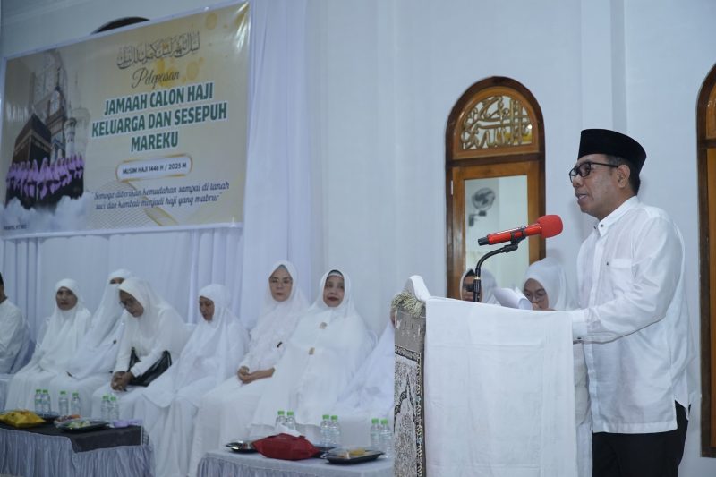 Wakil Wali Kota Tidore Kepulauan Ahmad Laiman saat membacakan sambutan sekaligus pelepasan jemaah calon haji di Kelurahan Mareku. (Istimewa)